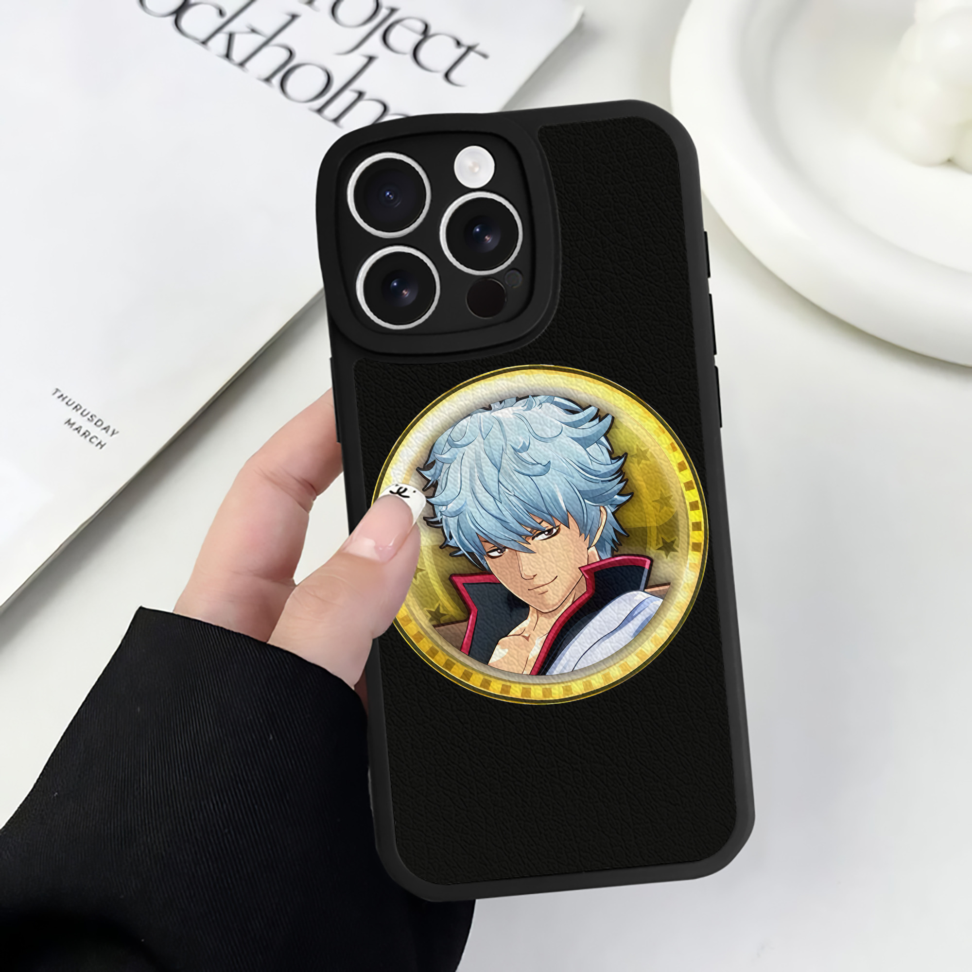 （画像用） ぎんたま 坂田銀時（さかたぎんとき） 神楽 志村新八（しむら しんぱち） GINTAMA Sakata Gintoki Kagura Shimura Shinpachi 【iPhone 16シリーズ対応】シリコンスマホケース（レザー調） 材質：シリコン